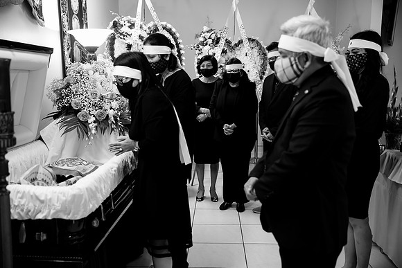 Hien's Mom Funeral-B&W (90)