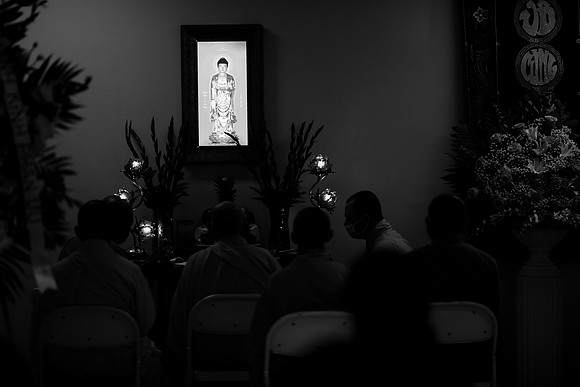 Hien's Mom Funeral-B&W (26)