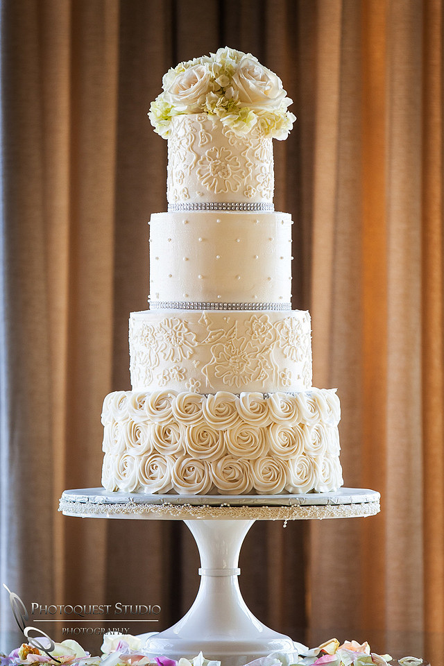 Wedding at Ponte Winery, Cake and flowers