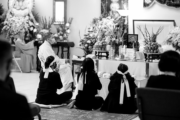Hien's Mom Funeral-B&W (208)