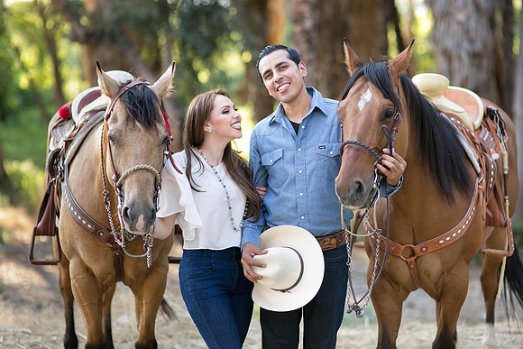 Fairmount-Park-Mission-Inn-Riverside-Downtown-California-Engagement-Photo-with-Horses-by-Temecula-Wedding-Photographer-(6)