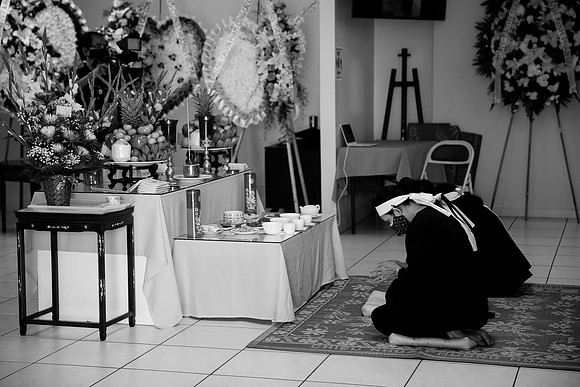Hien's Mom Funeral-B&W (196)