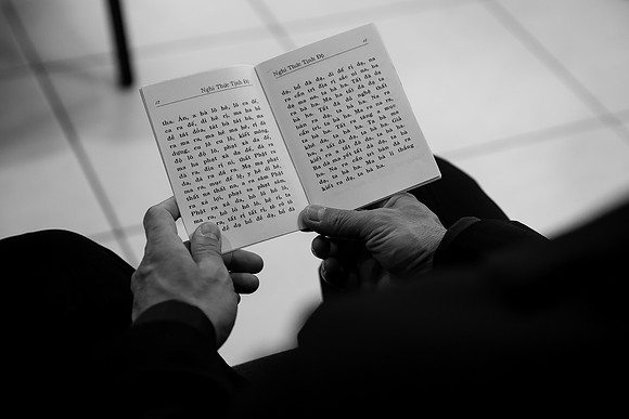 Hien's Mom Funeral-B&W (335)