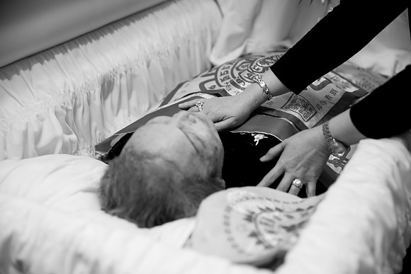 Hien's Mom Funeral-B&W (85)