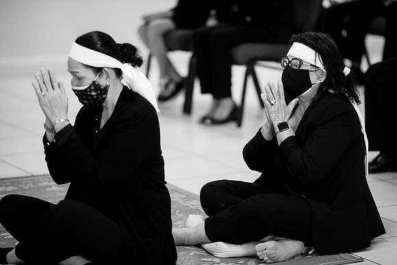 Hien's Mom Funeral-B&W (356)