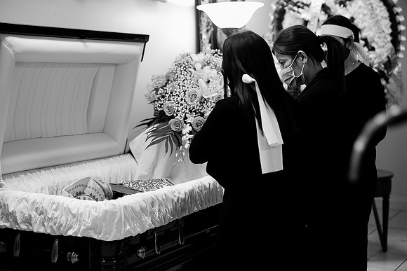 Hien's Mom Funeral-B&W (272)