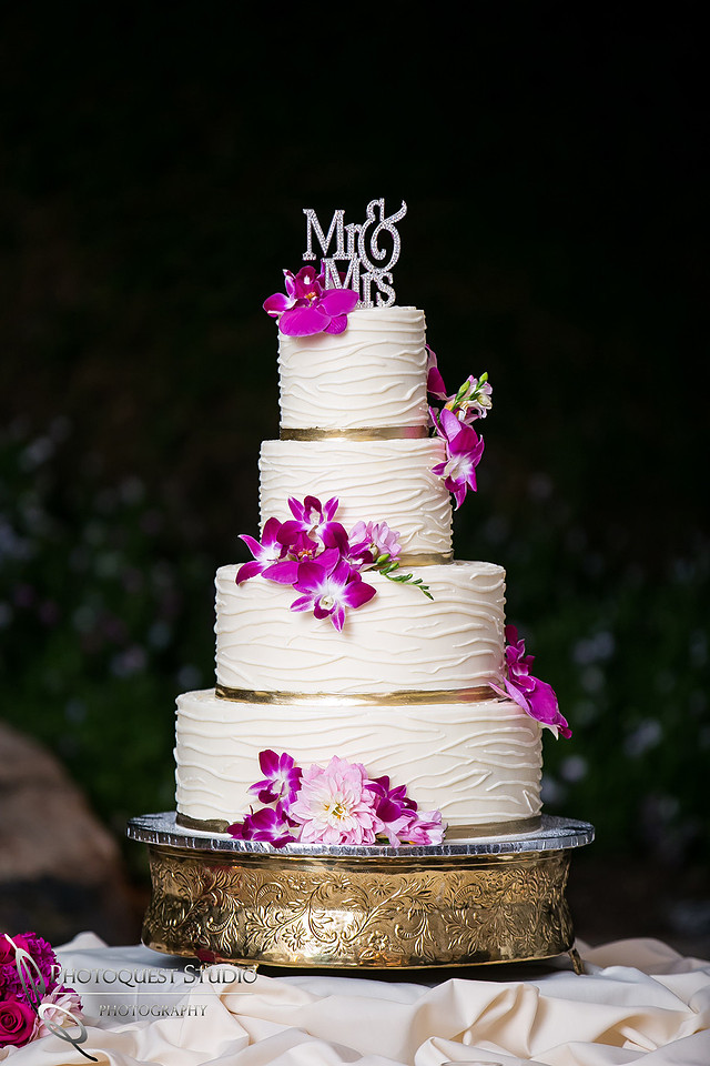 beautiful wedding cake by wedding photographer in temecula