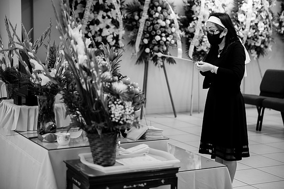 Hien's Mom Funeral-B&W (320)