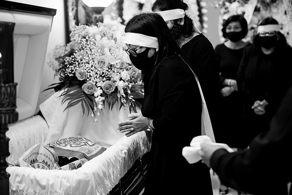 Hien's Mom Funeral-B&W (92)