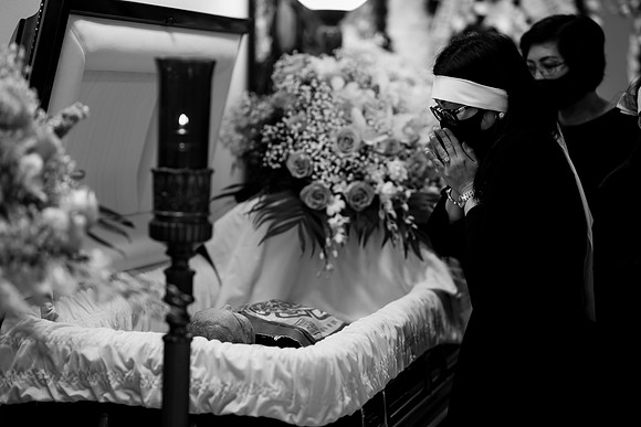 Hien's Mom Funeral-B&W (73)