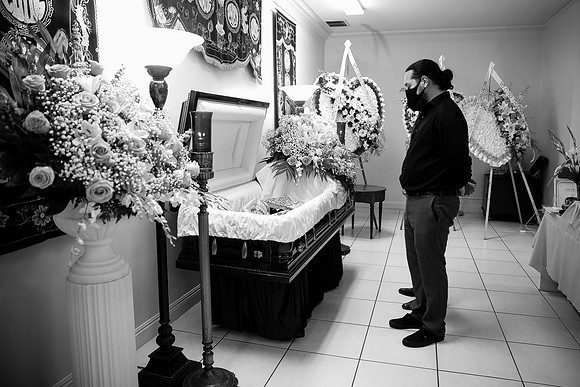 Hien's Mom Funeral-B&W (325)
