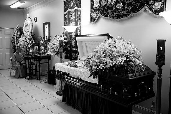 Hien's Mom Funeral-B&W (218)