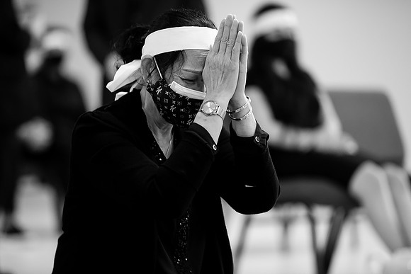 Hien's Mom Funeral-B&W (379)