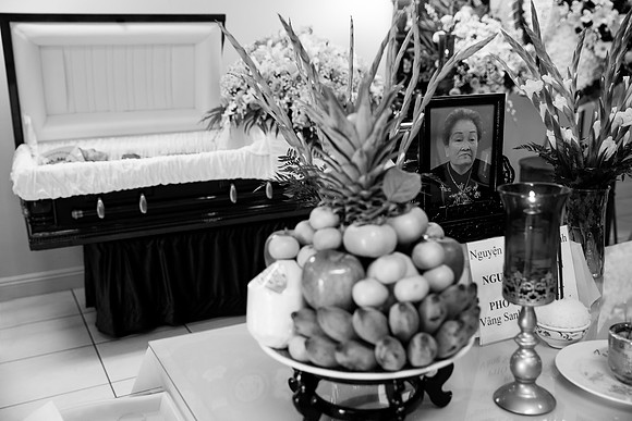 Hien's Mom Funeral-B&W (140)
