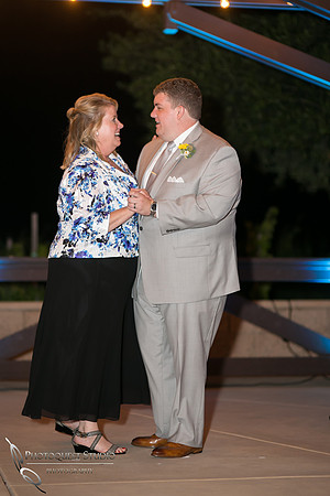 Wedding-photo-with-Rolls-Royce-car-at-Wiens-Winery-by-Temecula-photographer
