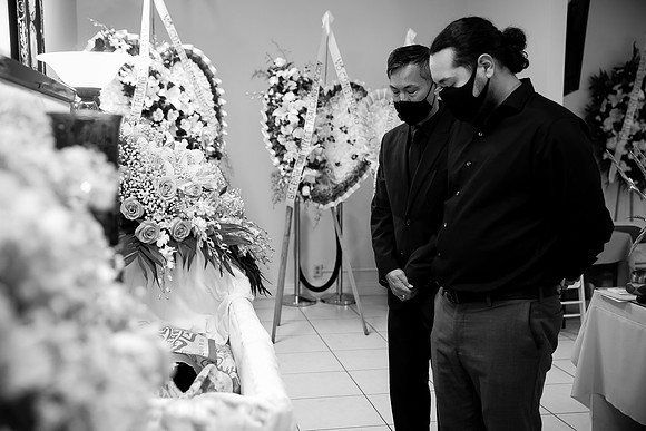 Hien's Mom Funeral-B&W (326)