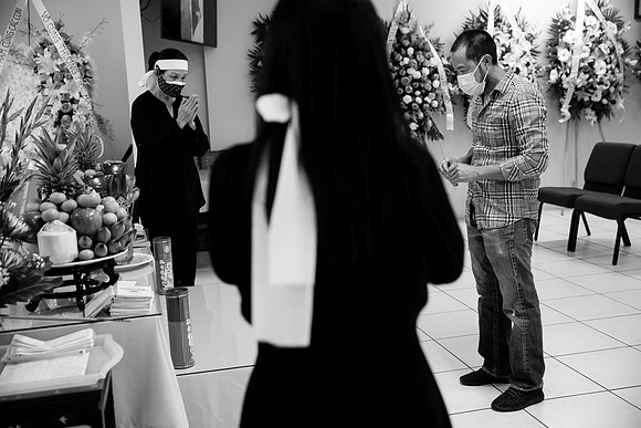Hien's Mom Funeral-B&W (295)