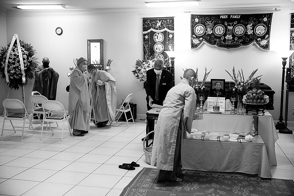 Hien's Mom Funeral-B&W (23)