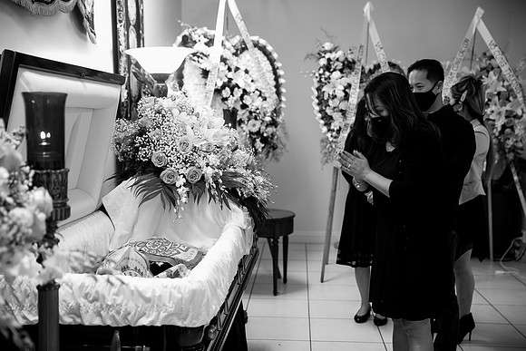 Hien's Mom Funeral-B&W (270)