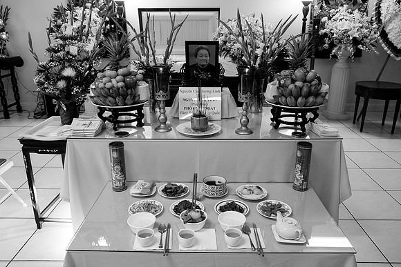 Hien's Mom Funeral-B&W (259)