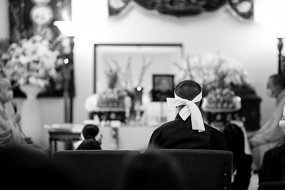 Hien's Mom Funeral-B&W (370)