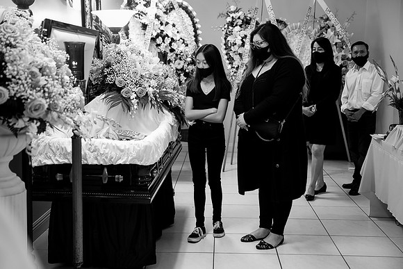 Hien's Mom Funeral-B&W (312)