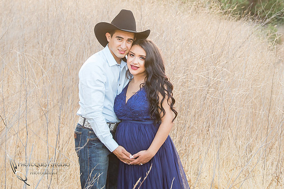 Maternity Photo with Horse by Temecula Wedding Photographer, Photoquest Studio, Photography at Frank G Bonelli Regional County Park, San Dimas, California.