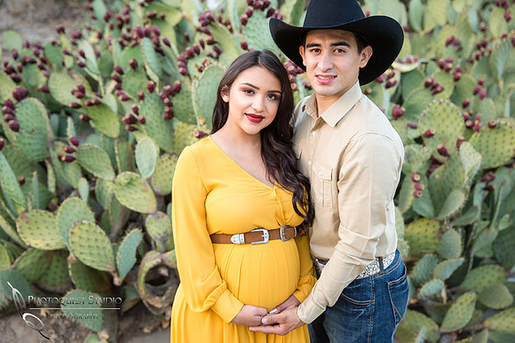 Maternity Photoby Temecula Wedding Photographer at Frank G Bonelli Regional County Park, San Dimas, California.
