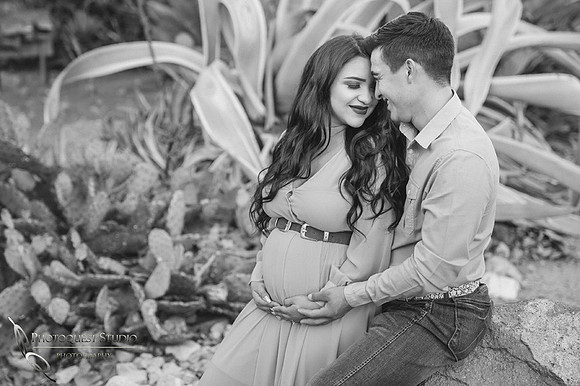 Maternity Photo with Horse by Temecula Wedding Photographer, Photoquest Studio, Photography at Frank G Bonelli Regional County Park, San Dimas, California.