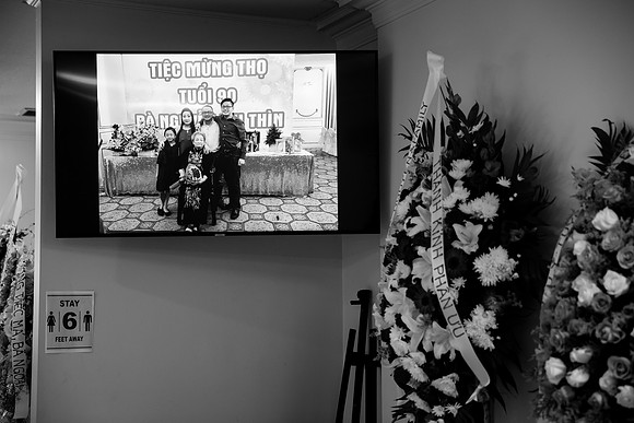 Hien's Mom Funeral-B&W (16)
