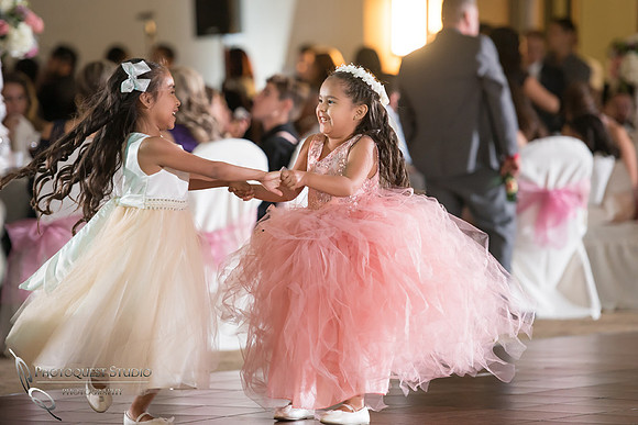 kids have fun at wedding