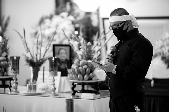 Hien's Mom Funeral-B&W (394)
