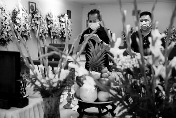 Hien's Mom Funeral-B&W (274)