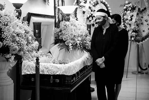Hien's Mom Funeral-B&W (305)