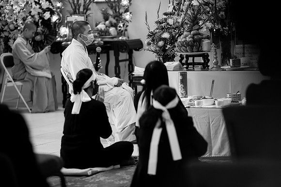 Hien's Mom Funeral-B&W (221)