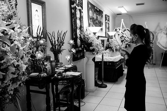 Hien's Mom Funeral-B&W (157)