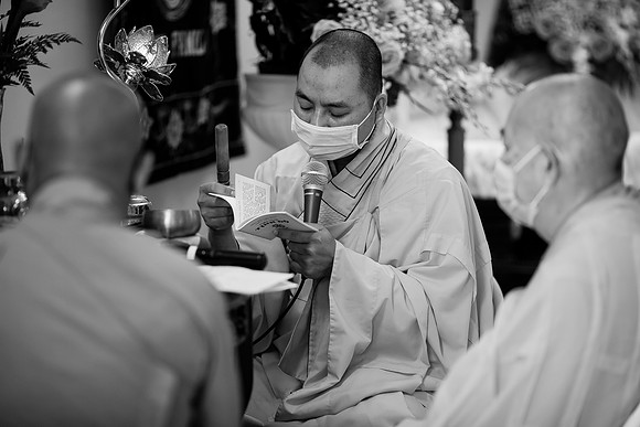Hien's Mom Funeral-B&W (345)