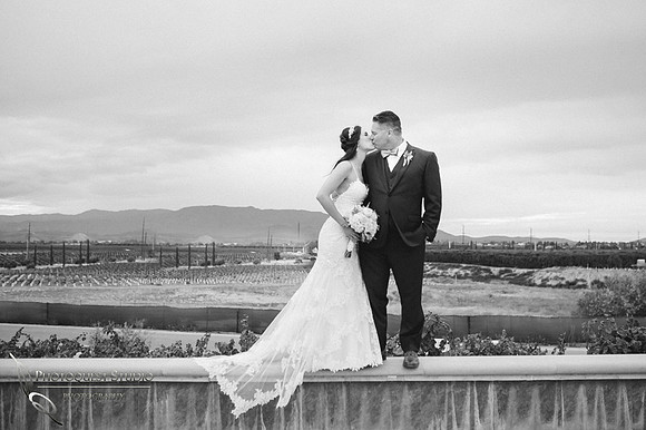 Monte De Oro Winery Wedding, Kissing