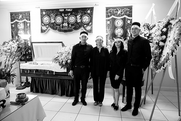 Hien's Mom Funeral-B&W (175)