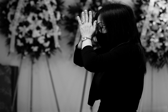 Hien's Mom Funeral-B&W (20)