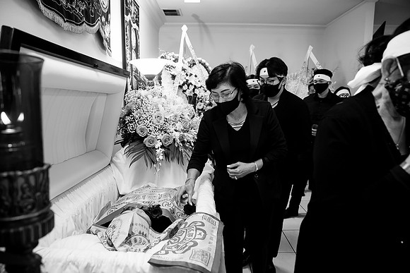 Hien's Mom Funeral-B&W (412)