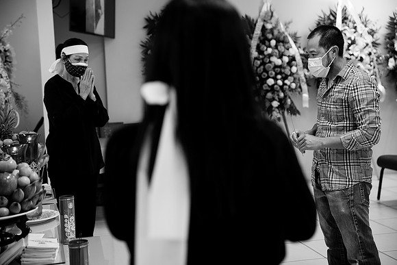 Hien's Mom Funeral-B&W (296)