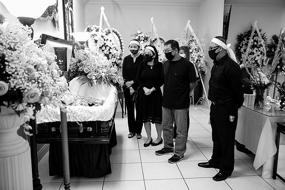 Hien's Mom Funeral-B&W (263)
