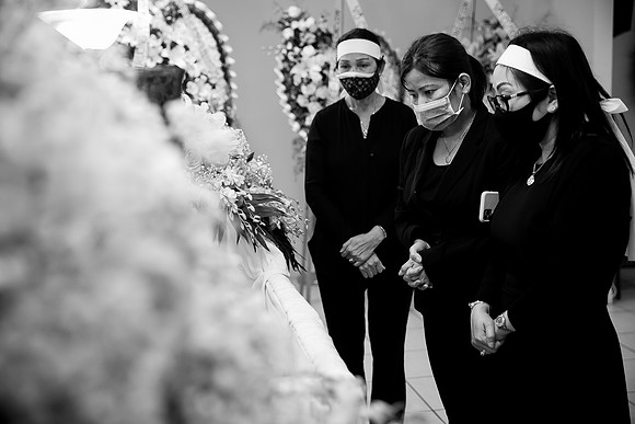 Hien's Mom Funeral-B&W (273)