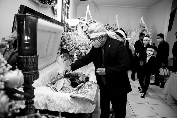 Hien's Mom Funeral-B&W (421)