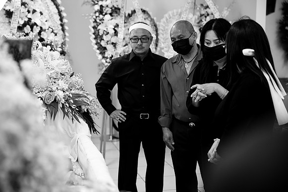 Hien's Mom Funeral-B&W (192)