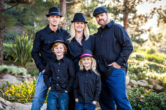 Family-Photo-with-hats-at-Redhawk-Waterfall-in-Temecula