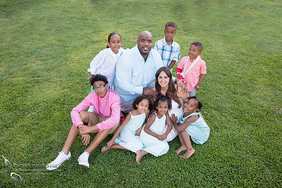 Famliy-sit-on-grass-in-Murrieta--Temecula-Wedding-Photographer---Alex-Family-Photos