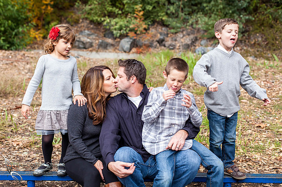 Kissing-again-Menifee-Family-Photo-Photographer---The-Hansen-from-Murrieta