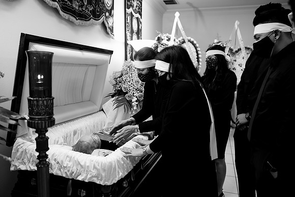 Hien's Mom Funeral-B&W (89)